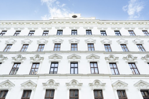 Detailansicht der historischen Fassade in der Bennogasse:
Hochwertige Bausubstanz mit großem Entwicklungspotenzial im 8.
Bezirk.