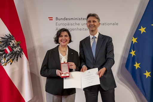  Verleihung des Goldenen Ehrenzeichens der Republik Österreich an
CARE Geschäftsführerin Dr. Andrea Barschdorf-Hager durch Botschafter
Dr. Peter Huber, Sektionsleiter für Internationale Partnerschaften
und Humanitäre Hilfe des BMEIA (16. April 2026)