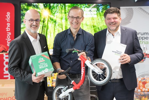  https://www.apa-fotoservice.at/galerie/39796 Österreichische
Wellpappe-Industrie zieht Bilanz mit von links: Horst SANTNER, Forum
Wellpappe Austria Marcus IHLENFELD, CO-FOUNDER woom bikes Stephan
KAAR, Sprecher Forum Wellpappe Austria