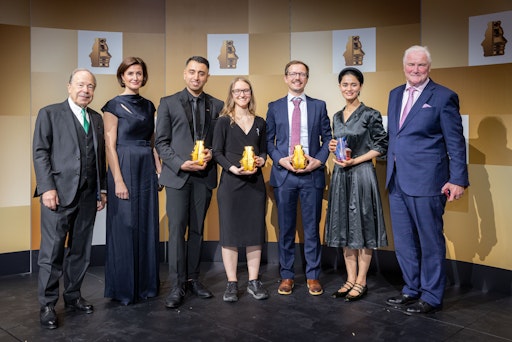  Die B&C Privatstiftung überreichte die goldenen
Houskapreis-Statuen an die erstplatzierten Forschungsteams in den
Kategorien Hochschulforschung, Außeruniversitäre Forschung und
Forschung & Entwicklung in KMU. Der Mariella-Schurz-Preis wurde von
einer Schüler:innen-Jury der Sir Karl Popper Schule bestimmt.
