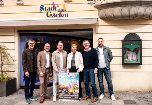  Von links nach rechts: Mag. Marco Ursprunger (Geschäftsführer
vorauerfriends communications), Dipl.-Ing. Gottfried Struggl
(Geschäftsführer Volksgarten Wels GmbH & Co KG), Markus Seiringer
(CEO vorauerfriends communications), Christa Raggl-Mühlberger
(Vizebürgermeisterin, Innenstadtreferentin), Volker Jarosz-Bahr
(Marketing - Kommunikation Landesgartenschau 2027), Felix Maurer
(Geschäftsführer, CD vorauerfriends communications)