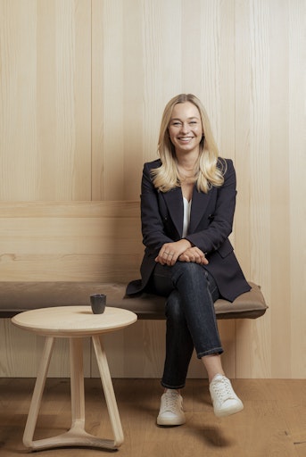 Vorschau Bild von Generationenwechsel bei ANREI: Klara Reisinger übernimmt
Geschäftsführung.