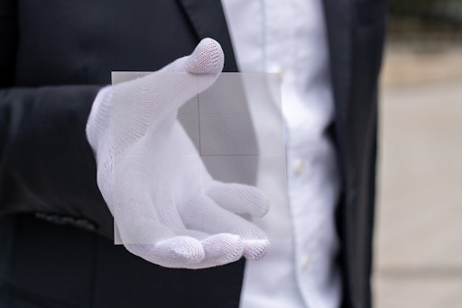  Made in Leoben: auf den ersten Blick unscheinbar, doch
vollgepackt mit Innovationen aus der AT&S-Forschung. Auf dem
Substrat aus Glas befinden sich feine Kupferstrukturen, die Energie
liefern und Daten zwischen Prozessor, Speicher und dem Rest des
Systems übertragen.