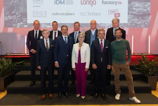 V.l. hinten: Andreas Altmann, Christian Pfeifer, Alexander
Rieper, Rudolf Scharping, Gerhard Brandstätter; vorne: Hans-Lothar
Domröse, Arno Kompatscher, Ulrike Tagscherer, Magnus Brunner, Daniel
Krauss ©Ingrid Heiss