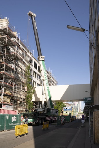 Millimeterarbeit: Die neue Verbindungsbrücke spannt sich über die
Straße und verbindet ab sofort den Modulbau mit dem Bestandsgebäude
des TZW Brigittenau.