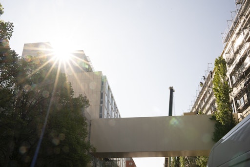 Vorschau Bild von Symbolstarker Brückenschlag: Mit der erfolgreichen Montage der
Verbindungsbrücke wächst das Traumazentrum Wien-Brigittenau zu einer
physischen Einheit zusammen.