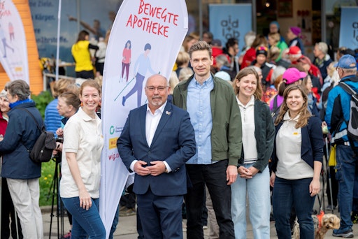 v.l.n.r.: Mag.pharm. Karoline Sindelar (Apothekenleitung der
Armonia Apotheke), Peter Jagsch (Bezirksvorsteher Hernals), Matthias
Hümmelink, BA MPH (Mitglied der Geschäftsführung Wiener
Gesundheitsförderung – WiG), Marion Bittner, MSc (WiG
Gesundheitsreferentin) und Julia Wögerbauer, BA MA (WiG
Gesundheitsreferentin und Projektleiterin „Gesundes Hernals“),
eröffnen gemeinsam den Frühlings-Walk 2026 der „Bewegten Apotheke“.