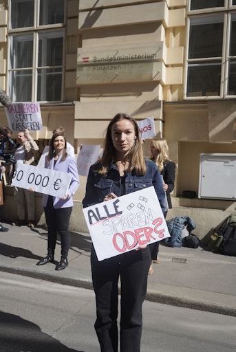 JUNOS Medienaktion vor dem Finanzministerium.