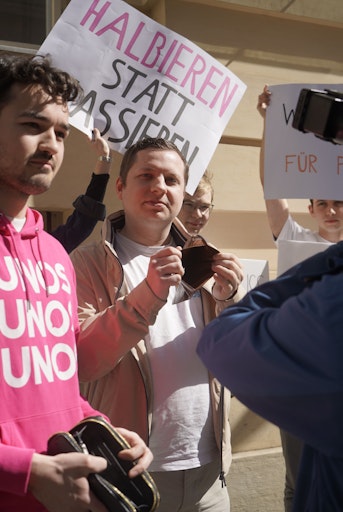 Vorschau Bild von JUNOS Aktion zum Thema Parteienförderung vor dem
Finanzministerium.
