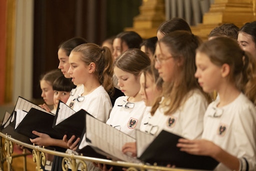  Die Wiener Chormädchen auf dem Orgelbalkon im Goldenen Saal des
Wiener Musikvereins.