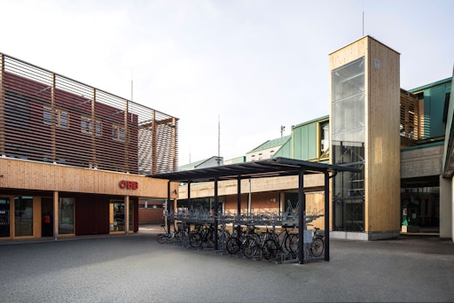  Ansicht des ÖBB Bahnhofs in Bregenz . Holzbauweise vom
Aufzugsschacht, Wartehalle und Fahrradabstellplatz