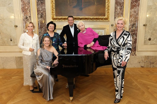  v.l.n.r.: Karin Praniess-Kastner (Präsidentin Wiener Hilfswerk),
Lindsey Huff (Pianistin), Sabine Geringer (Geschäftsführerin Wiener
Hilfswerk), Thomas Dänemark (Generalsekretär der Freunde der Wiener
Staatsoper), Sona MacDonald (Schauspielerin und Sängerin), Barbara
Feldmann (Vorsitzende Annemarie-Imhof-Komitee)