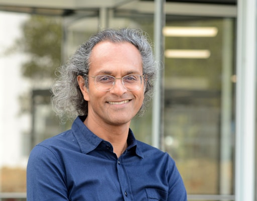 Vorschau Bild von Dr. habil. Paul Mecheril ist Professor für Erziehungswissenschaft
mit dem Schwerpunkt Migration an der Fakultät für
Erziehungswissenschaft der Universität Bielefeld.