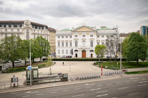 Vorschau Bild von Die Gedenkstätte wird im Weghuberpark vor dem Justizministerium
im siebenten Wiener Gemeindebezirk errichtet.