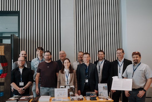  Am Gemeinschaftsstand der Oberfläche präsentierte sich die
AFI-Oberflächengruppe. Mit von der Partie waren die AGRU
Oberflächentechnik GmbH, die Braunsteiner GmbH, die CBC Color
Beschichtungs Center GmbH, die IGP Pulvertechnik GmbH, die KBO
Ostermann GmbH, die MEWO Pulverbeschichtung GmbH, die MKW
Oberflächen-Draht GmbH, die Piesslinger GmbH, die Tiefenbacher GmbH
sowie die Tiger Coatings GmbH & Co. KG.