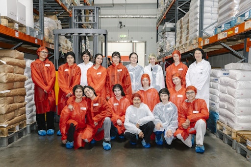 Vorschau Bild von Beim Töchtertag erleben die Töchter von GOURMET
Mitarbeiter:innen, wie vielfältig die Arbeitswelt in der
Gemeinschaftsverpflegung ist. Abdruck honorarfrei im Kontext der
Presseinformation.