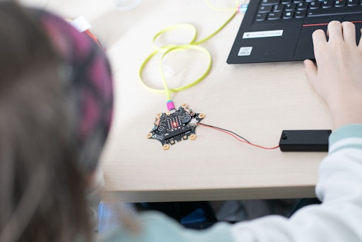 Vorschau Bild von Am Wiener Töchtertag hatten Schülerinnen im Alter von 11 bis 17
Jahren wieder die Gelegenheit, bei APA-Tech, dem
Technologie-Unternehmen der APA-Gruppe, die Grundlagen der
IT-Arbeitswelt kennenzulernen. Mit dem Minicomputer „Calliope Mini“
probierten sie erste Schritte im Programmieren, zuvor tauschten sie
sich mit Expertinnen aus der Praxis über die vielfältigen
Berufsbilder in der IT aus.