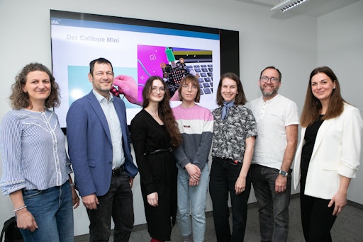  Am Wiener Töchtertag hatten Schülerinnen im Alter von 11 bis 17
Jahren wieder die Gelegenheit, bei APA-Tech, dem
Technologie-Unternehmen der APA-Gruppe, die Grundlagen der
IT-Arbeitswelt kennenzulernen. Mit dem Minicomputer „Calliope Mini“
probierten sie erste Schritte im Programmieren, zuvor tauschten sie
sich mit Expertinnen aus der Praxis über die vielfältigen
Berufsbilder in der IT aus.