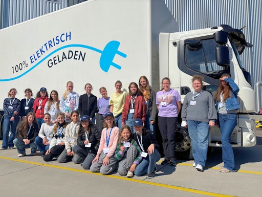 Mädchen entdecken Hightech im Pflanzenschutz