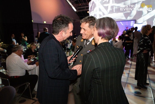 Vorschau Bild von Veranstalter Christoph Berndl im Gespräch mit Brigadier Hafner