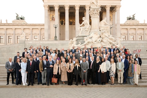 Vorschau Bild von Das bevorstehende 80-Jahr-Jubiläum der APA – Austria Presse
Agentur war für Spitzenvertreter:innen von mehr als 27
Nachrichtenagenturen aus aller Welt Anlass, im Rahmen der
MINDS-Konferenz im April 2026 in Wien zusammenzutreffen.