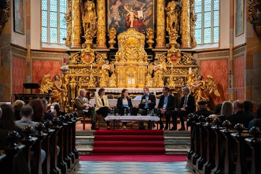 Vorschau Bild von Kirchenbühne am Nachmittag