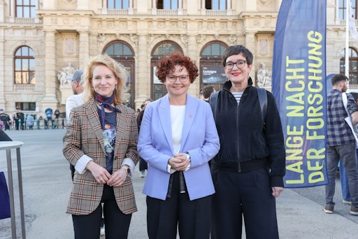  Bundesministerin Eva Maria Holzleitner (BMFWF), Staatssekretärin
Elisabeth Zehetner (BMWET) und Sektionsleiterin Henriette Spyra
(BMIMI) beim Standort "Forschung im Zentrum" am
Maria-Theresien-Platz in Wien.