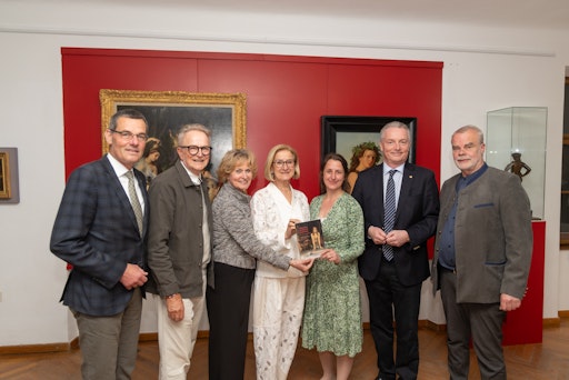  https://www.apa-fotoservice.at/galerie/39848 Ausstellung
"Märchen, Mythen & Legenden", von links nach rechts:
Bezirkshauptmann Stefan Grusch, Erzähler Folke Tegetthoff,
Bürgermeisterin Margarete Jarmer, Landeshauptfrau Johanna
Mikl-Leitner, Direktorin des Krahuletz Museums Susanne Stökl, Obmann
der Krahuletz-Gesellschaft Gerhard Dafert, Kurator Bernd Ernsting