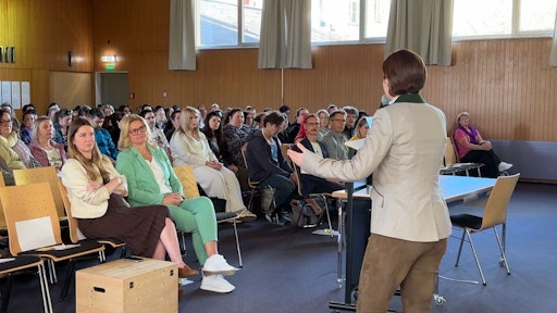 Vorschau Bild von Ziel der Fachtagung war es, neue Ideen und konkrete Ansätze zu
vermitteln, wie Bewegung wieder stärker in den Alltag integriert
werden kann.