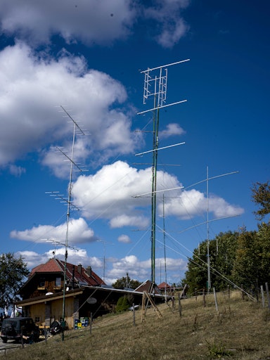 Bild zeigt portablen Antennenaufbau mit Richtantennen im
Amateurfunk