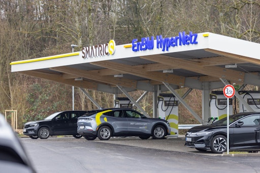 SMATRICS EnBW Ladepark in Regau mit zwölf Ladepunkten für PKW und
drei Ladepunkten für LKW.