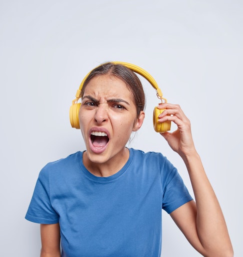 Junge Frau mit Kopfhörer