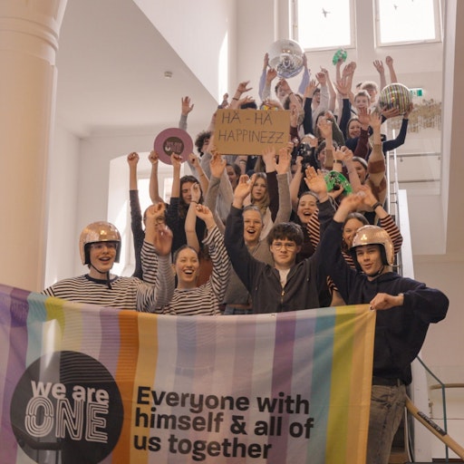 Mit dem Song „Happinez“ auf dem Weg zur ESC-Pre-Show in Wien:
Schüler:innen des BRG Adolf-Pichler-Platz Innsbruck gemeinsam mit
Daniel Stock (STOCKANOTTI)