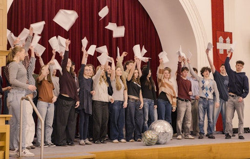 Vorschau Bild von Schüler:innen des BRG Adolf-Pichler-Platz Innsbruck beim
Musikprojekt „Happinez“ im Rahmen der Vorbereitung auf die
ESC-Pre-Show in Wien.