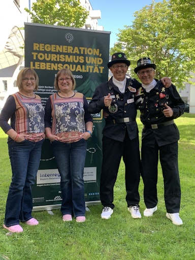 Foto vom Pressegespräch mit den beiden Zwillingspärchen