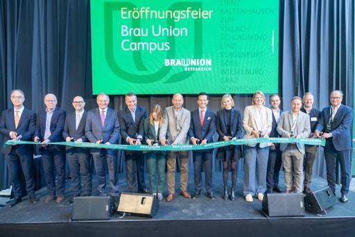 Ehrengäste und Mitarbeiter bei der feierlichen Eröffnung.