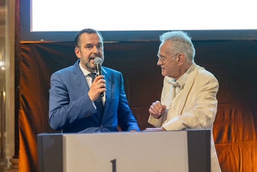 Vorschau Bild von Kommunikator des Jahres Dr. Clemens Pig bedankt sich bei Verleger
Christian W. Mucha