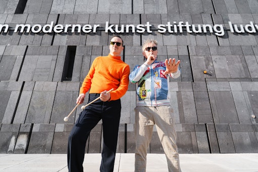 Die Künstler CID RIM und Oliver Hangl vor der Fassade des mumok