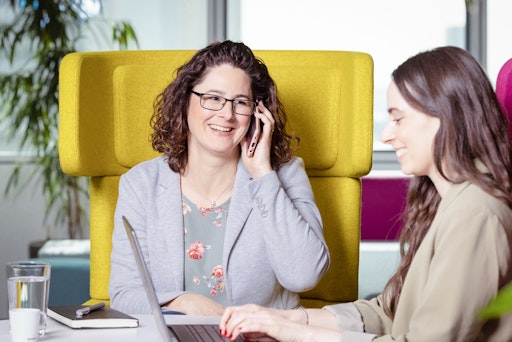 Sowohl Unternehmen als auch Anrufer:innen profitieren vom
yuuassist KI-Telefonassistenten von yuutel.