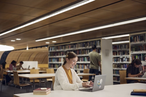 Vorschau Bild von Beispielbild einer Cochlea-Implantat-Trägerin