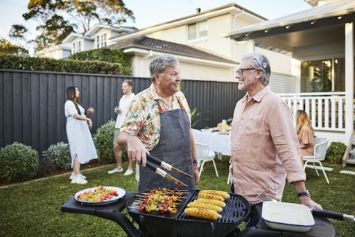 Vorschau Bild von Beispielbild von Cochlea-Implantat Trägern beim Grillen