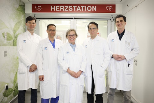 Mit Georg Hansmann als neuem Abteilungsleiter und Professor für
Pädiatrische Kardiologie entwickeln die Medizinische Universität
Wien und das Universitätsklinikum AKH Wien das Kinderherzzentrum als
integralen Teil des Comprehensive Center for Cardiovascular Medicine
strategisch weiter. Ebenfalls neu im Kinderherzzentrum (Pediatric
Heart Center Vienna) ist Peter Murin, der im Zentrum die
Programmleitung Kinderherzchirurgie verantwortet.