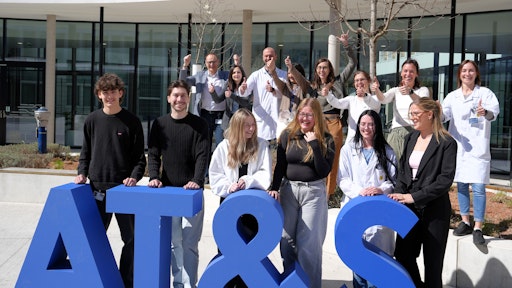 Absolventen der Lehrabschlussprüfung mit ihren Ausbildern und
AT&S Management