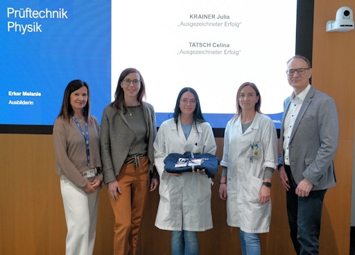 Vorschau Bild von Absolventen der Lehrabschlussprüfung mit ihren Ausbildern und T&S
Management