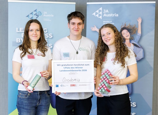 Großer Erfolg mit kleinen Aromasticks (v.l.): Lucia Schmidt
(Finanzverantwortliche), Virovecz Koppany (Geschäftsführer) und
Linda Friedl (Head of Marketing) von „Orodemia“