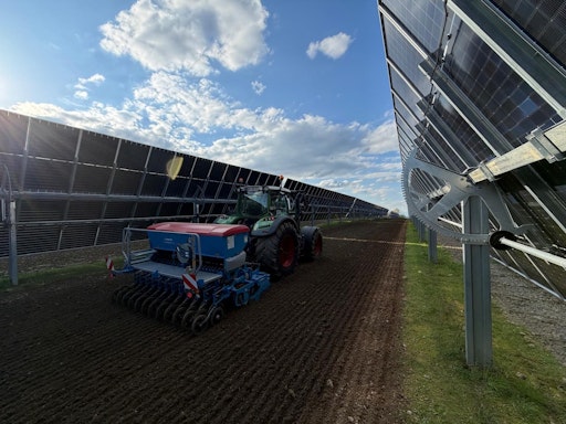 Vorschau Bild von Landwirtschaftliche Bearbeitung der Fläche zwischen den Modulen