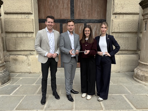 Tobias Lang übergibt die Schlüsselposition der Landjugend
Österreich Geschäftsführung an Corinna Gruber. Bundesleiterin
Valentina Gutkas, Bundesleiter Markus Buchebner freuen sich auf die
Zusammenarbeit.