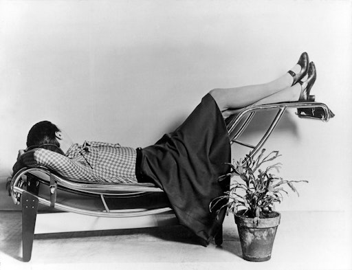  Charlotte Perriand auf der Chaise Longue Basculante von Le
Corbusier, Pierre Jeanneret und Charlotte Perriand, 1928 © Archives
Charlotte Perriand / FLC, Bildrecht Wien, 2026