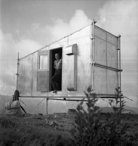Vorschau Bild von Charlotte Perriand im Refuge Bivouac, 1937, © Archives Charlotte
Perriand
