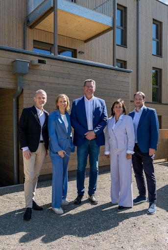  v.li.n.re.) René Pint, Vizebürgermeister Wulkaprodersdorf, Arch.
DI Kerstin Robausch-Löffelman, Vorständin BWS-Gruppe, Friedrich
Zarits, Bürgermeister Wulkaprodersdorf, Dr. Sabine Hanke,
Geschäftsführerin Voitl & Co., Dr. Mathias Moser, Vorstand
BWS-Gruppe